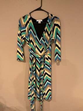 Liz Claiborne Chevron Striped Faux Wrap V-Neck Knee Length Dress
